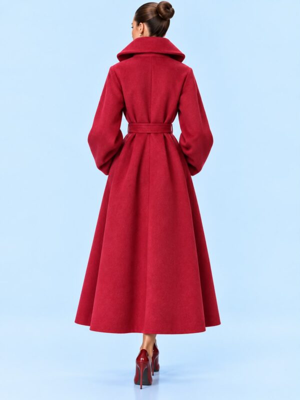 Abrigo Rubí Imperial rojo de Deamo Noblesse, modelo de espalda