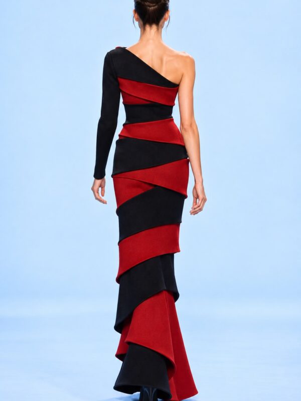 Vestido Órbita Carmesí de Deamo Noblesse, modelo de espalda